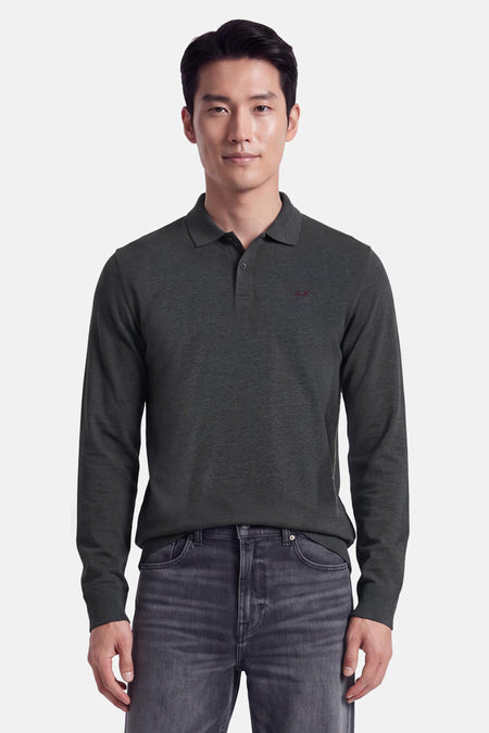 Polo à manches longues gris chiné par SUN 68, col boutonné, broderie rouge discrète, vue frontale sur modèle en jeans foncés