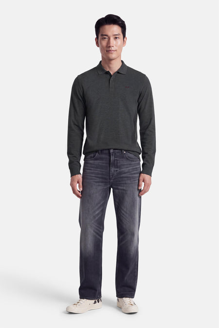 Polo à manches longues gris de SUN 68, col classique, broderie discrète sur poitrine, porté avec jeans foncés et baskets blanches, vue frontale.