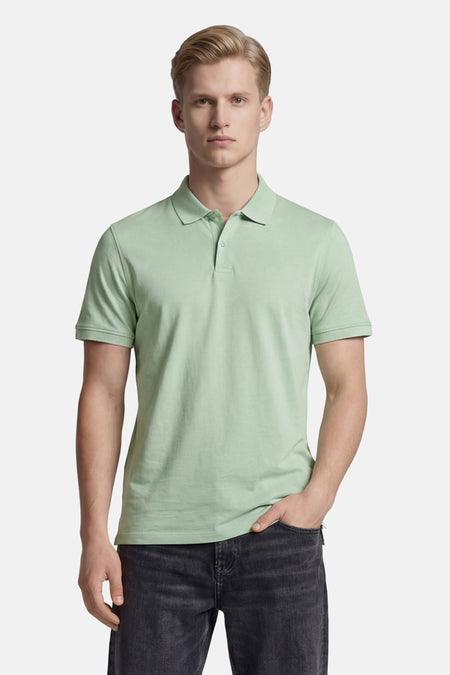 Polo vert menthe de Levi's® avec col classique, patte à deux boutons et logo discret sur la poitrine.