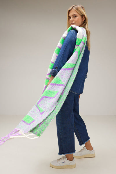 Écharpe à carreaux vert et mauve de Street One, portée avec une veste en jean et des baskets blanches.
