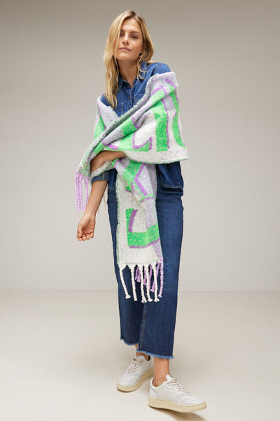 Écharpe en tricot à motifs géométriques de Street One, portée avec une chemise en jean et un pantalon taille haute.
