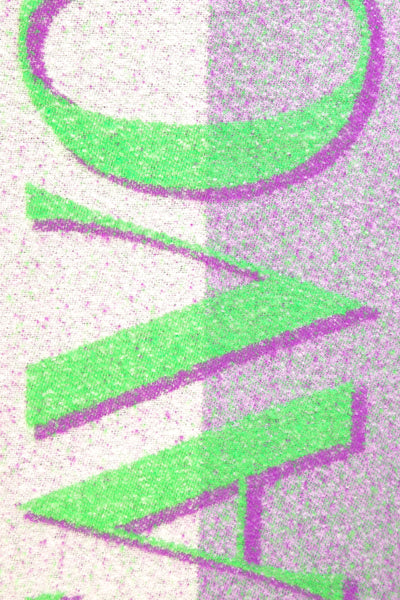 Paarse sjaal van STREET ONE met een getextureerd groen en paars grafisch patroon.