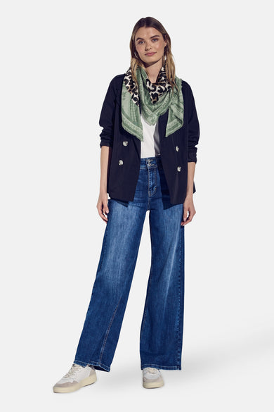 Foulard vert de STREET ONE, avec motifs imprimés, porté avec une veste et un jean.
