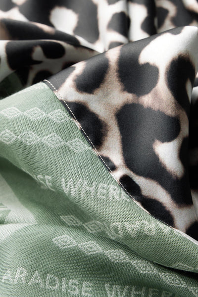 Foulard vert imprimé léopard de Street One, avec motif graphique et inscription « Paradise Where ».
