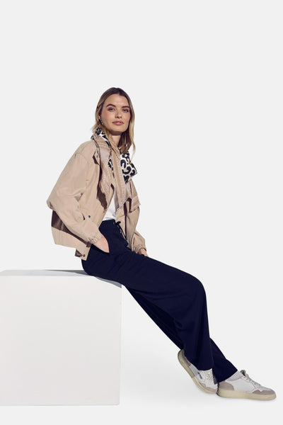 Foulard beige de Street One, avec un imprimé léopard et une veste couleur sable.
