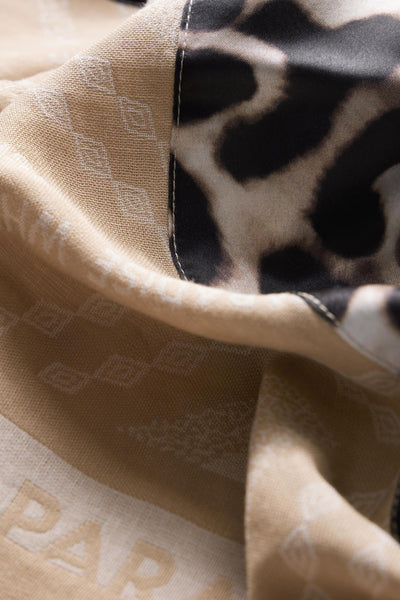 Beige sjaal van Street One stof, met geometrisch patroon en contrasterende luipaardprint.