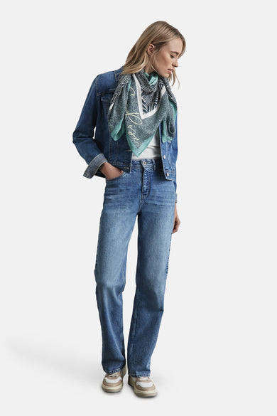 Foulard vert de Street One, orné de motifs géométriques portés avec une veste et un jean bleus.
