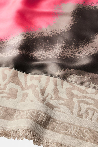 Multikleuren sjaal van Street One met abstract patroon, franjezoom en opschrift "Earth Tones".