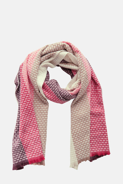 Multikleuren sjaal van Street One, met een getextureerd ruitpatroon in roze, beige en crème tinten.