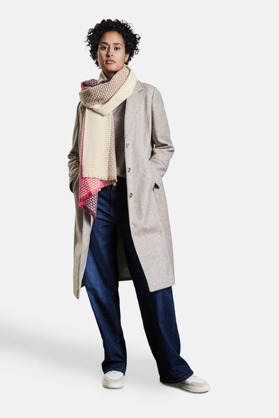 Foulard multicolore de Street One, avec motif à carreaux et franges décoratives, porté avec un manteau beige et un jean.
