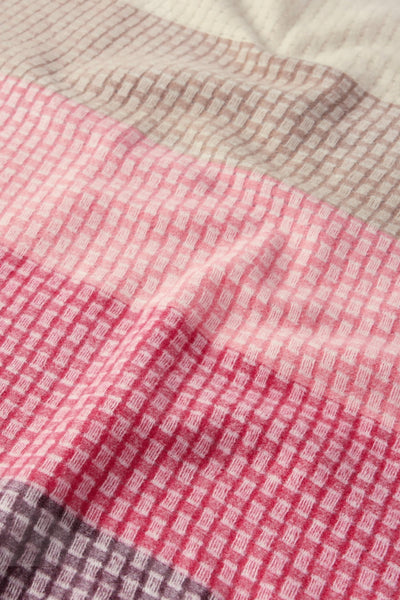 Foulard multicolore de Street One, avec un motif à carreaux texturé dans les tons de rose, beige et crème.