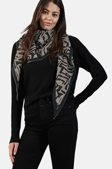 Zwart sjaal met zebraprint, van STREET ONE, met een gebreide textuur en puntige uiteinden.