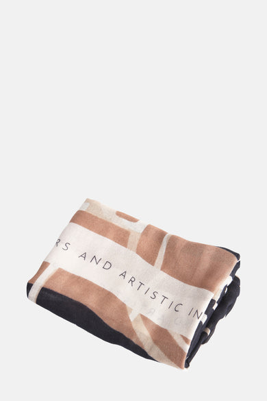 Foulard beige de Street One, avec motif géométrique et inscription, plié.