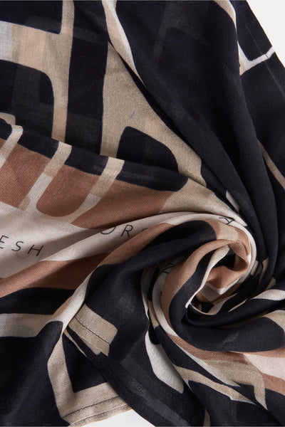 Foulard beige de STREET ONE, motif graphique noir et marron, texture légère et drapée.
