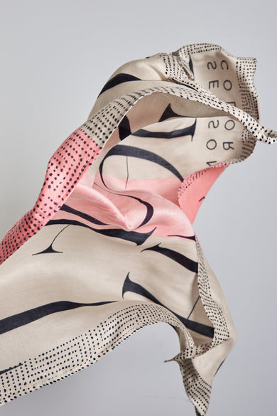 Multikleuren sjaal van Street One, met abstracte patronen en een stippenrand.