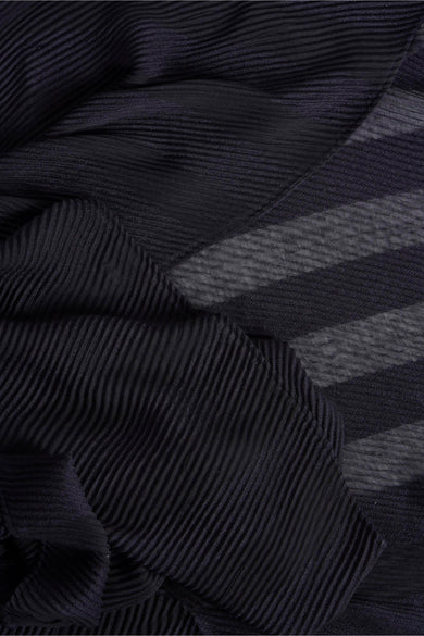 Foulard bleu plissé de STREET ONE, motif rayé translucide.
