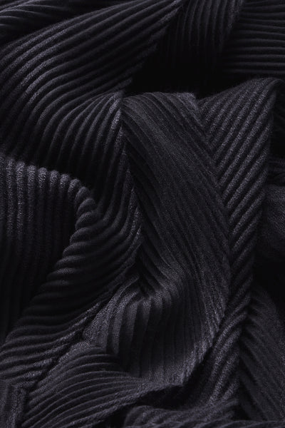 Foulard bleu marine par STREET ONE, texture plissée avec un motif tissé complexe et drapé.