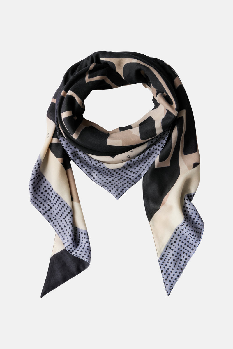 Multikleuren sjaal van Street One, met zwart-beige geometrisch patroon en stippenrand.