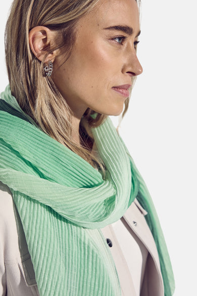 Groene sjaal met kleurverloop van Street One, van geplisseerde stof met een gekreukte look.