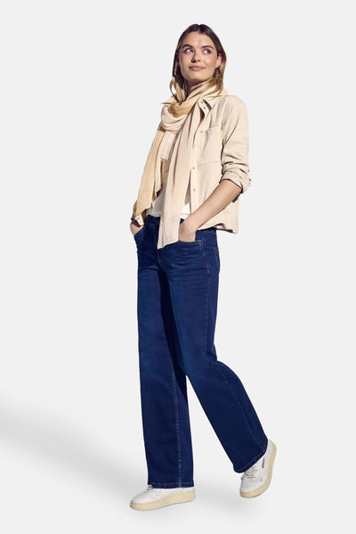 Foulard beige de Street One, porté autour du cou avec une veste beige et un jean bleu.