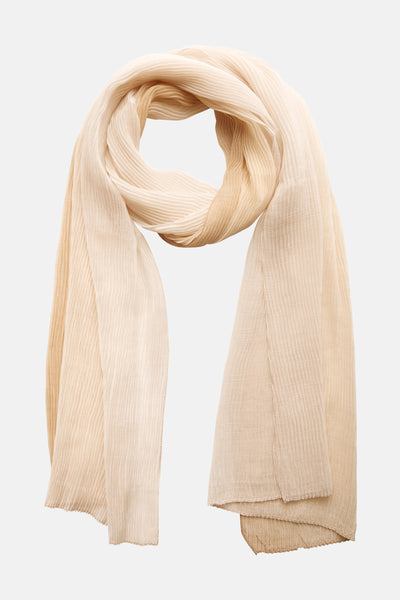 Foulard beige de Street One, à texture plissée et drapé souple.
