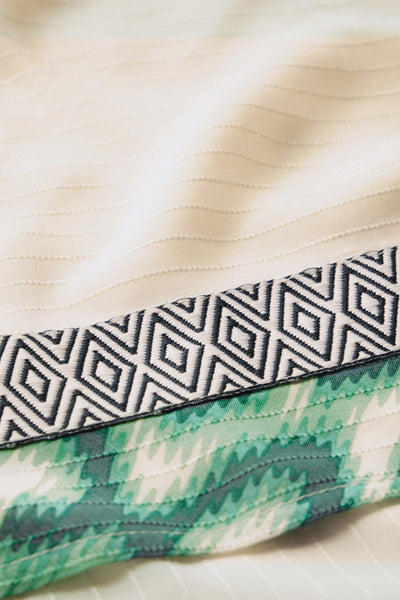 Foulard multicolore de STREET ONE avec motifs géométriques noirs et verts et détails texturés.
