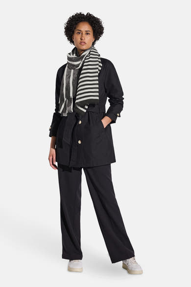Foulard noir de STREET ONE avec rayures contrastées, porté autour du cou avec une veste et un pantalon noirs.