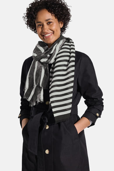 Foulard noir rayé de Street One, porté autour du cou avec une veste noire à ceinture.