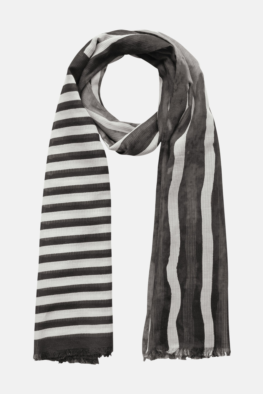 Foulard noir rayé de STREET ONE, à rayures contrastées et finitions à franges.
