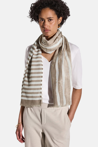 Foulard beige en rayures de STREET ONE, porté avec un haut blanc et un pantalon beige.
