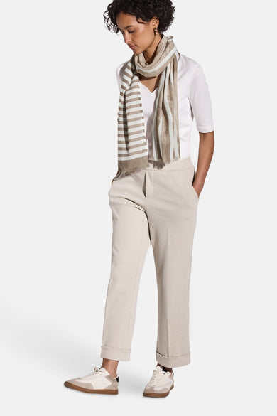 Foulard beige par Street One, à rayures ton sur ton, porté avec un t-shirt blanc et un pantalon beige.