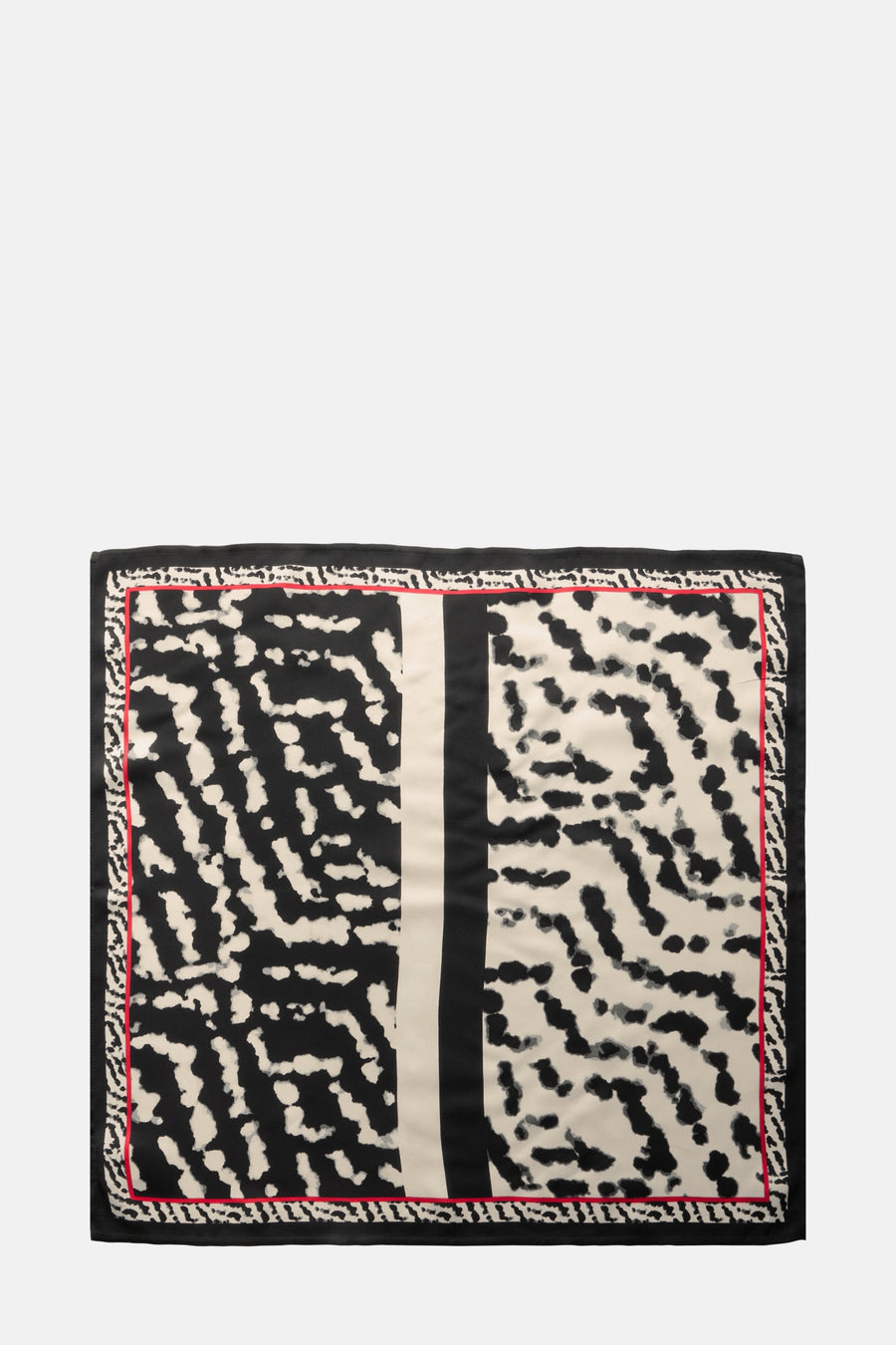 Zwarte sjaal van STREET ONE, met zwart-wit abstract patroon, rode rand.