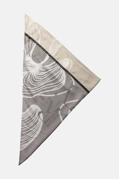 Foulard beige de STREET ONE avec motif floral blanc sur fond gris, détail de bordure beige en haut.