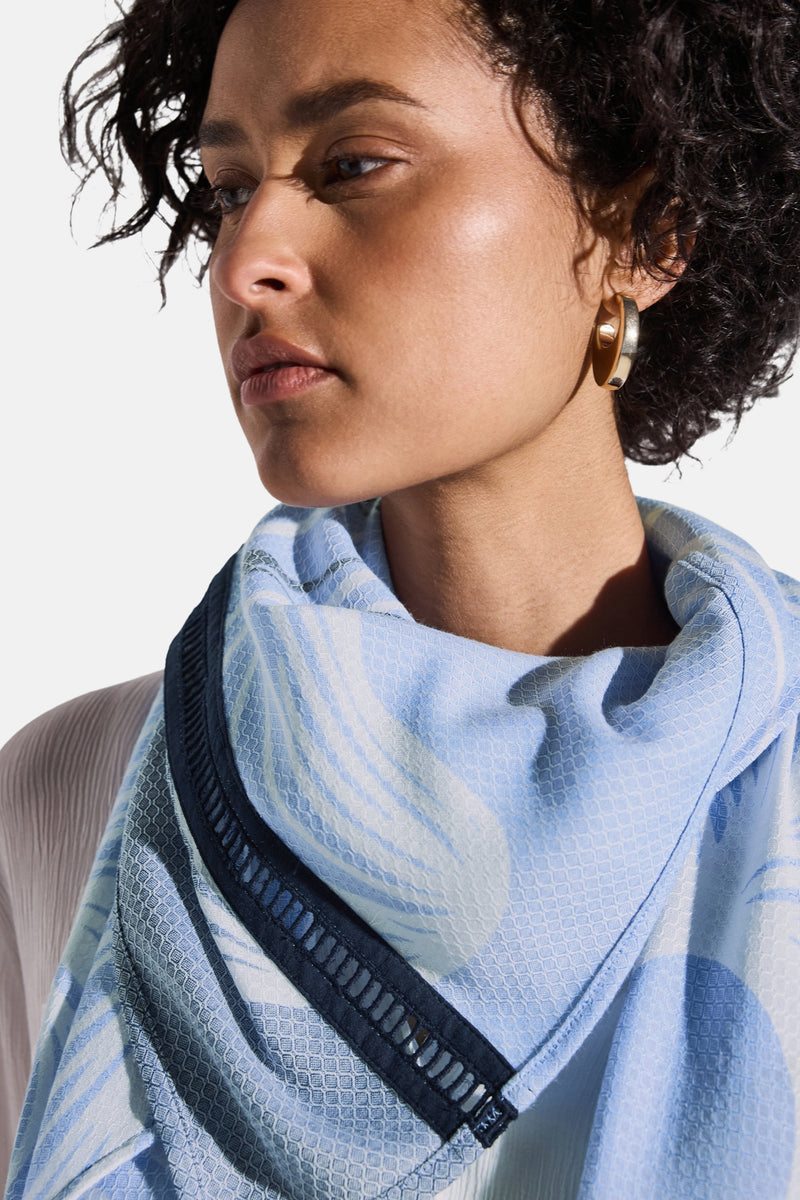 Foulard bleu de Street One avec motif abstrait, bordure décorative foncée et texture gaufrée.