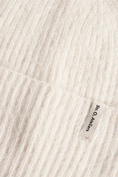 Bonnet blanc en maille duveteuse de Street One, avec une étiquette logo tissée sur le côté.
