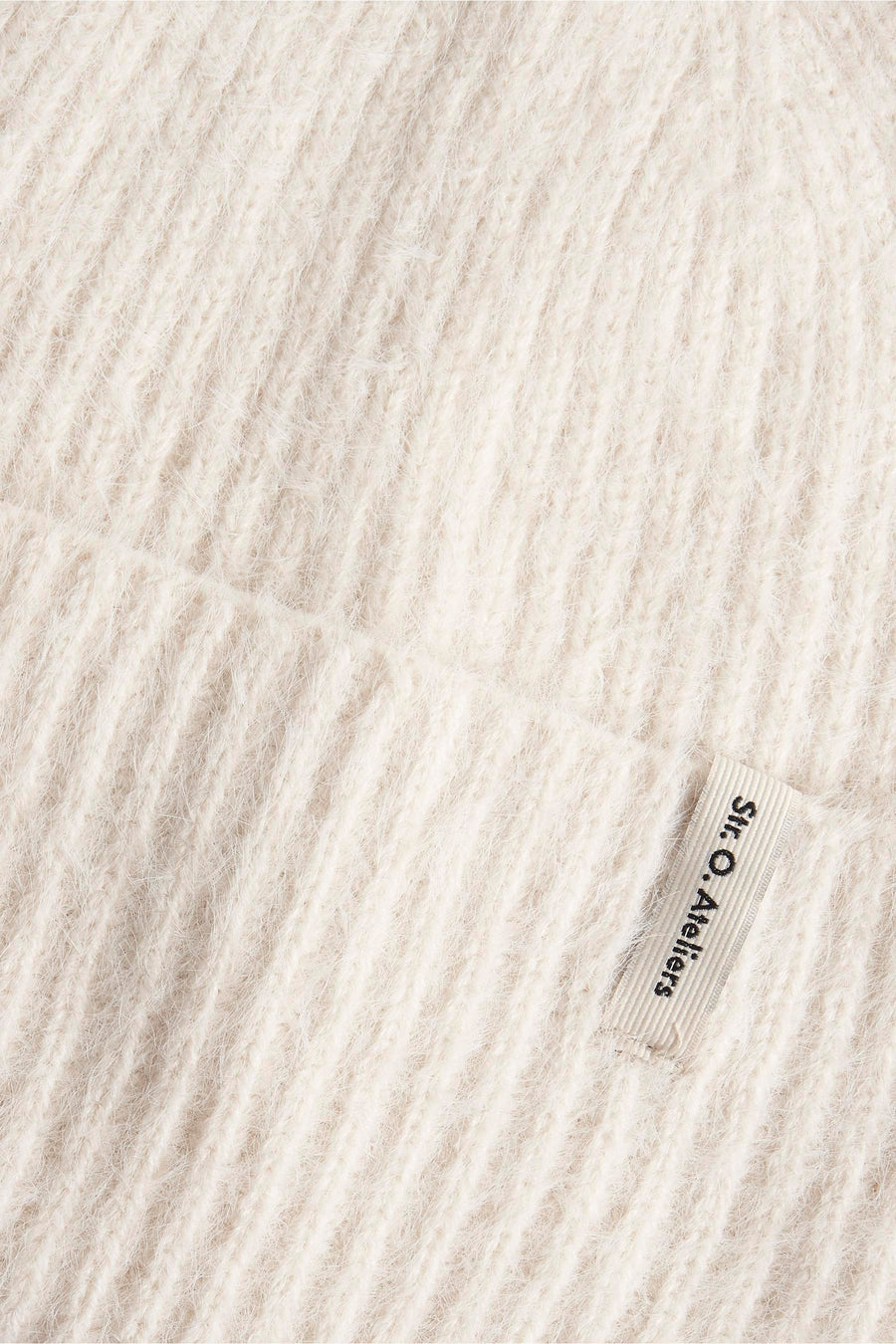Bonnet blanc en maille duveteuse de Street One, avec une étiquette logo tissée sur le côté.