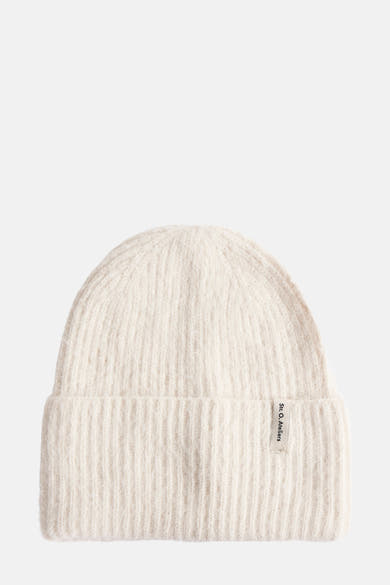 Bonnet blanc en maille côtelée de Street One, avec une étiquette discrète sur le bord replié.
