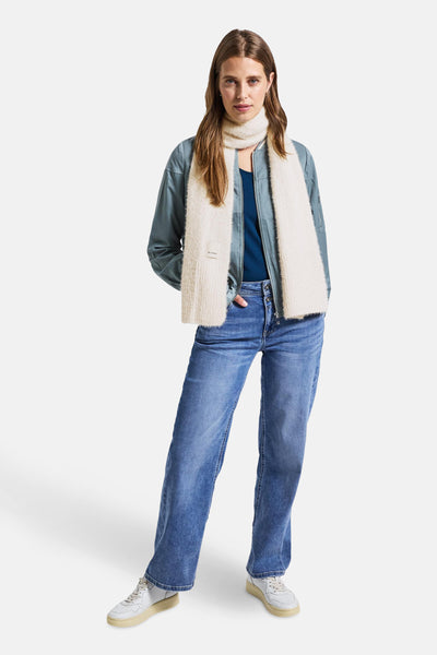 Ecru sjaal van Street One, pluizige stijl, gedragen met een grijsblauwe jas en een spijkerbroek.