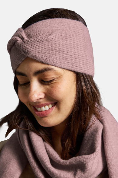 Roze topje STREET ONE, gedragen met een bijpassende sjaal om de nek en los bruin haar.