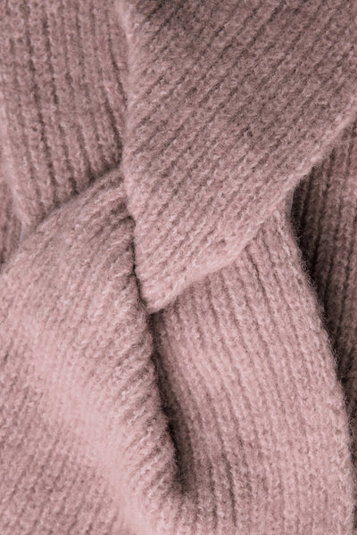 Roze hoed van STREET ONE, in textuurgebreid met een decoratief kabelpatroon.