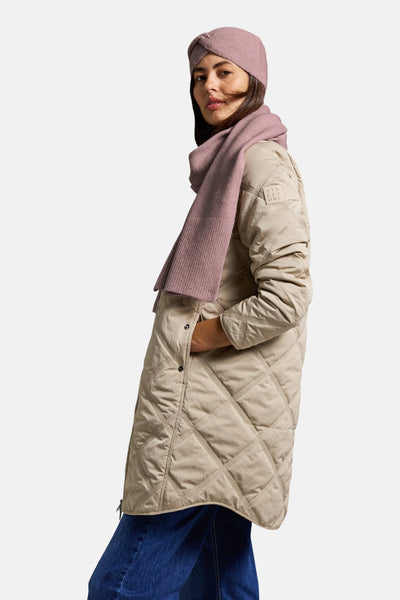 Roze hoed van STREET ONE, gedragen met een bijpassende sjaal en een gewatteerde jas.