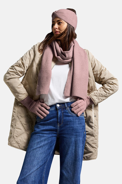 Roze hoed van STREET ONE, met een geribbelde textuur, gedragen met een bijpassende sjaal en handschoenen, een gewatteerde jas en een blauwe jeans.