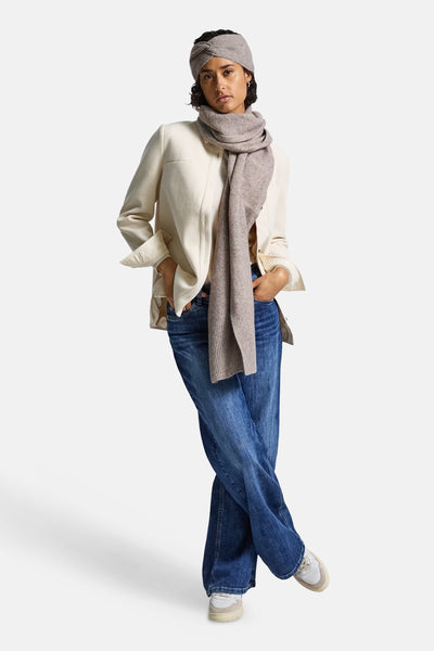 Chapeau brun de STREET ONE, porté avec un bandeau et une écharpe assortis, avec un blazer écru et un jean bleu.
