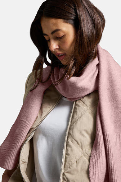 Roze sjaal van STREET ONE, gebreid, gedragen met een beige gewatteerd jack en een wit T-shirt.