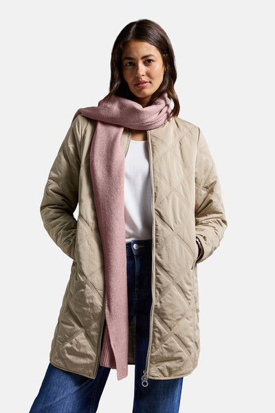 Écharpe rose de STREET ONE, portée avec une veste matelassée beige, un t-shirt blanc et un jean bleu.