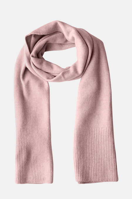 Roze sjaal van STREET ONE, van zachte breinaald met geribbelde uiteinden.