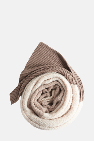 Beige sjaal van STREET ONE, opgerold, met gebreide textuur en tweekleurige details.