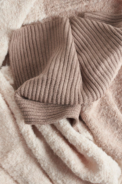 Beige sjaal van STREET ONE, zachte textuur en gestreept patroon met breidetails.