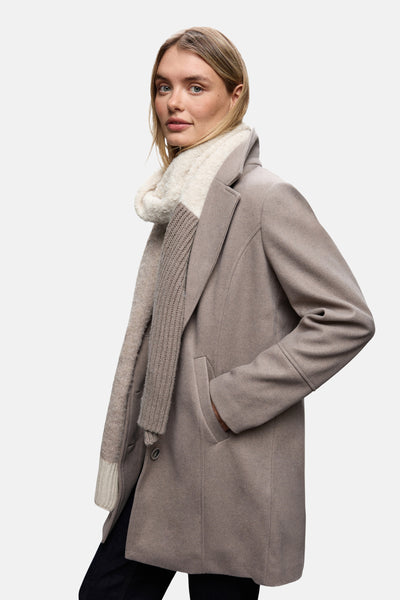 Écharpe beige de STREET ONE avec motif texturé et une partie en fausse fourrure douce.