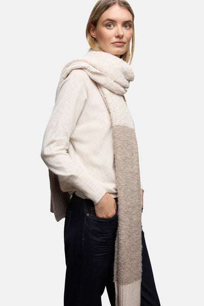 Écharpe beige du STREET ONE, avec des détails texturés et un bloc de couleur contrastant en bas.